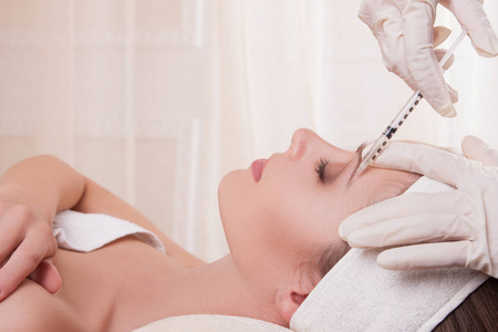 女性面部注射特写, 美容沙龙中女性面部皮肤的专业治疗。面部和颈部护理, 理想的药物剂量
