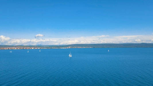 美丽岛屿附近的游艇的鸟瞰图。美丽的云彩在背景中。豪华游艇在海上