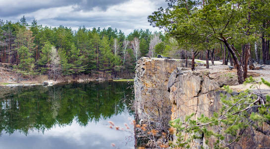 自然景观，美丽的湖，在森林 蓝蓝的天空和高的岩石