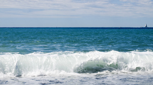 海浪在海滩上拍打