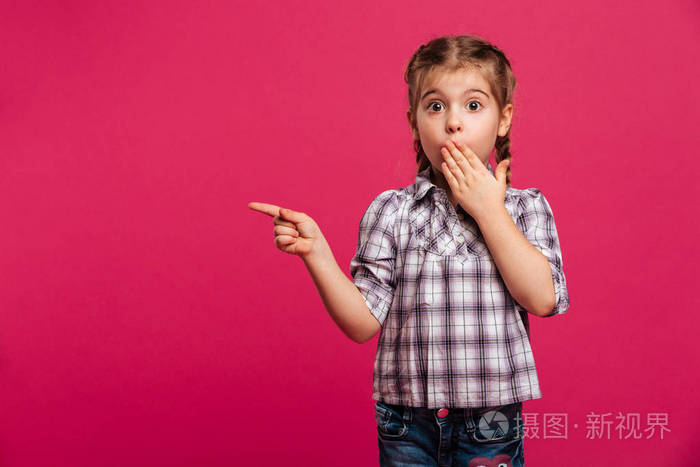 惊讶可爱的小女孩指着
