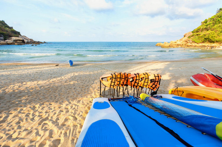 蓝色皮艇和橙色安全夹克在热带海滩, 临屋区