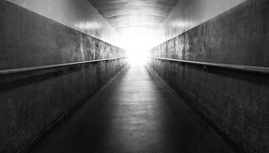 隧道尽头的长廊灯