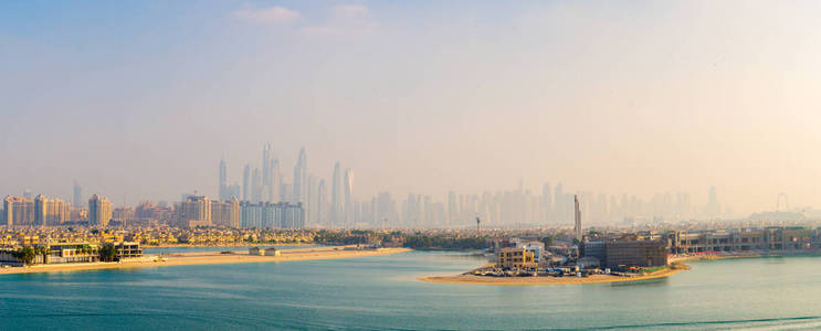 美丽的棕榈岛在迪拜。全景景观与迪拜城市天际线包括滨海和迪拜塔阿拉伯豪华酒店