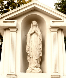 瓜达卢佩墓地纪念碑女士