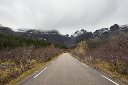 挪威敦群岛 Nusfjord 村路