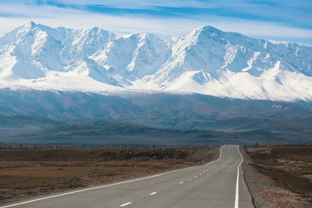 Chuya 公路与阿尔泰山脉北Chuya 岭