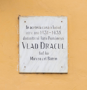 匾在房子与文本 在这个房子居住在14321435 之间统治者 Iaru Romanesti 塔古勒的儿子恰老 在罗马尼亚的