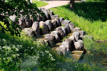 圣彼得堡, 俄罗斯2017年6月29日 Tsarskoye Selo 的湖泊和急流湖瀑布, st. 圣彼得堡, 俄罗斯