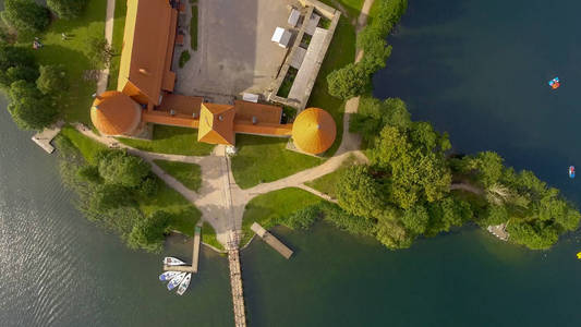 特拉凯城堡的顶上的空中鸟瞰在立陶宛