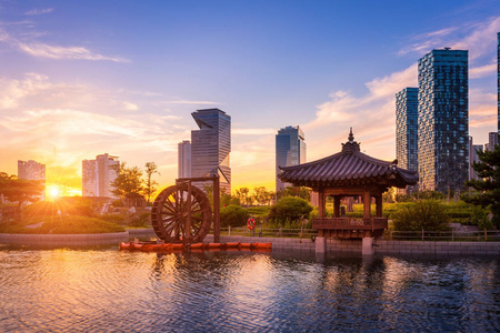 首尔城市与美丽的日落, 传统和现代建筑在中央公园在仁川国际商业区, 仁川南韩
