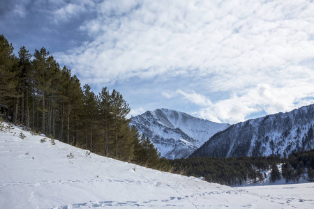 在山的冬天, 一个美丽的景色, 雪坡和顶部, 风景如画的峡谷。北高加索的狂放的自然