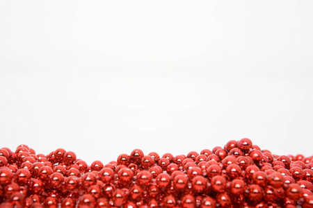 白色背景下的红珠子堆, 圣诞装饰概念