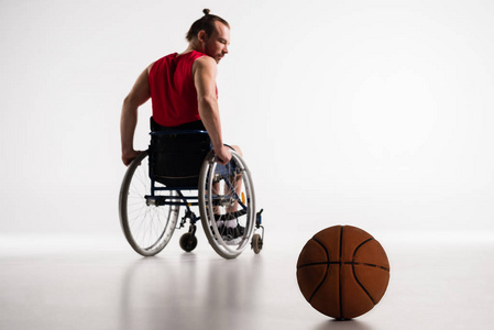残奥会轮椅篮球球图片