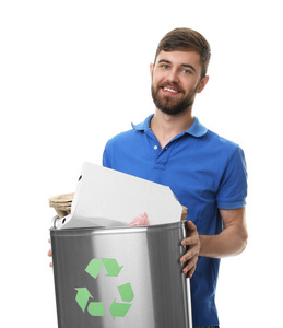 年轻男子与垃圾桶在白色背景。回收概念