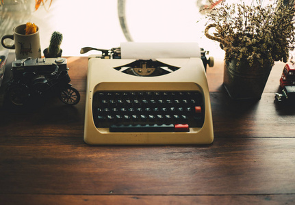 旧木桌上的旧打字机