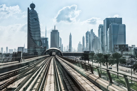 在市中心的城市迪拜地铁路的看法