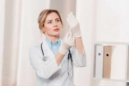 白大褂医生的肖像与医用手套手持注射器在临床上的应用