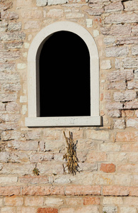 砖墙上的一扇窗户
