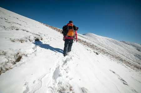 美丽的冬山。国家自然公园。下雪的冬天