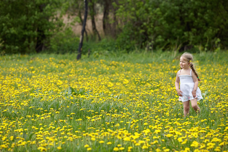 花在草地上的小女孩。