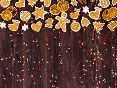 姜饼饼干圣诞节新年桔子肉桂在木桌上