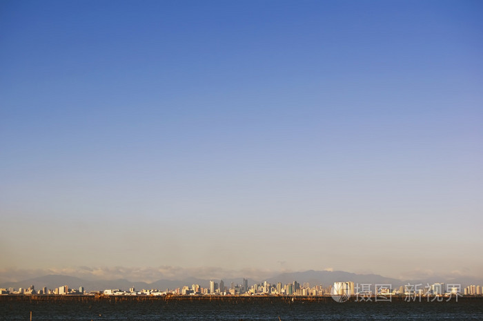 地平线(以天空为背景的)轮廓线 架空索 展览会场的顶层