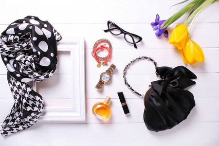 时尚.时尚围巾, 香水在一个框架, 袋, 眼镜和白色背景的花朵