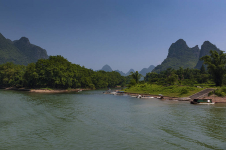 在中国亚洲阳朔附近的背景下, 有高大石灰岩山峰的漓江景观中国旅游理念