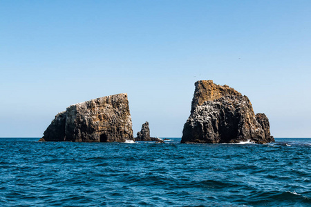 位于加利福尼亚州的 Anacapa 岛国家公园的海峡岛上的一个海洞穴的岩层