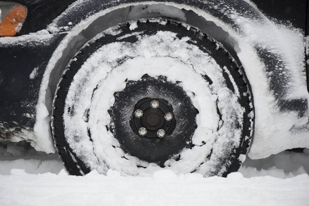 越野汽车轮胎卡在雪地里