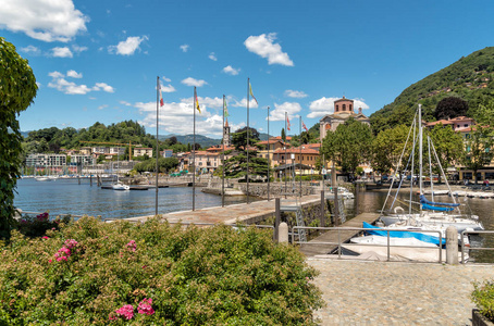 查看的 Laveno Mombello，是在意大利瓦雷泽省的马焦雷湖的东岸旅游资本