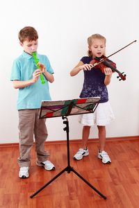 孩子们演奏长笛和小提琴演奏图片
