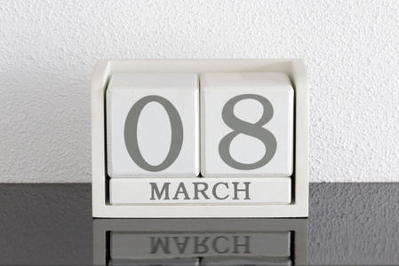 白色方块式日历当前日期8和月3月