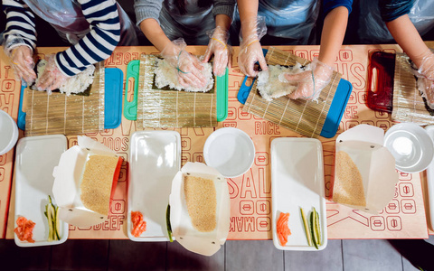 孩子们准备寿司和面包卷。餐厅的大师级