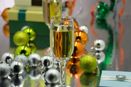 圣诞节和新年的庆祝与香槟。新年假期装饰表。两只香槟玻璃杯，复古色调