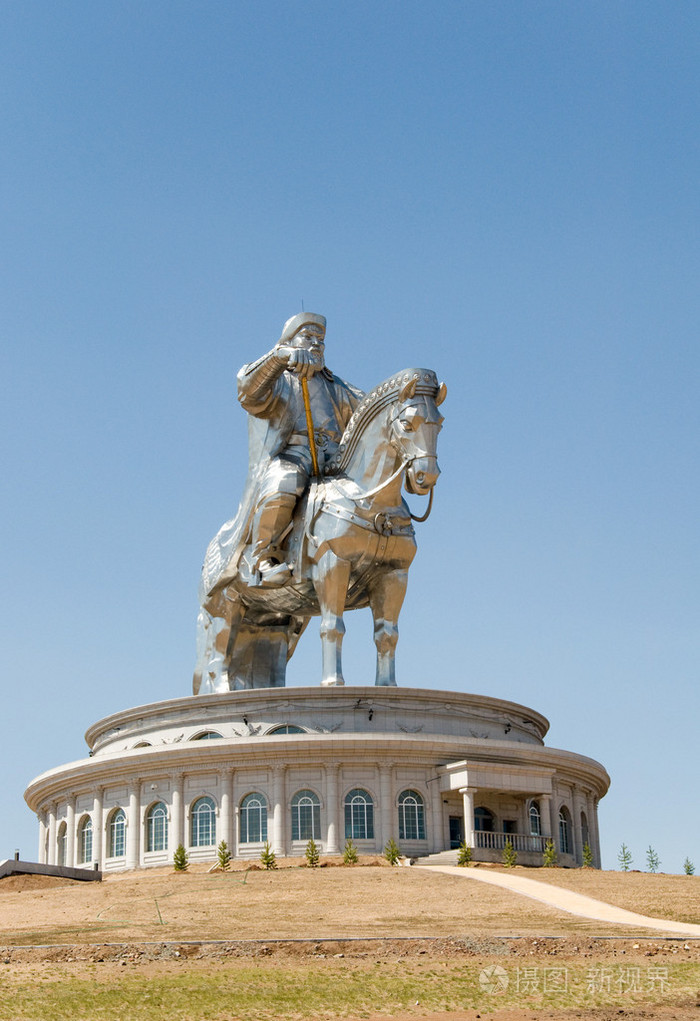 在沙漠里附近的旺角首都乌兰巴托成吉思汗的雕像