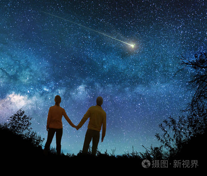 情侣看夜空中的星星