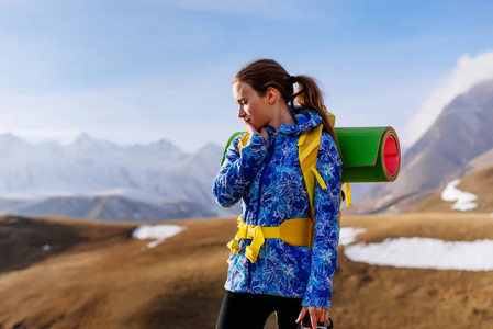 高山背景下的女性旅游者