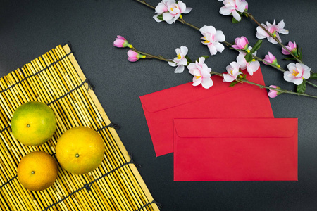 春节红包和配件的平躺度假图片