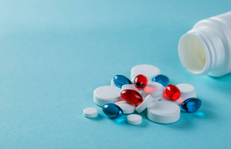 医学概念不同的形状白色, 红色, 蓝色药片