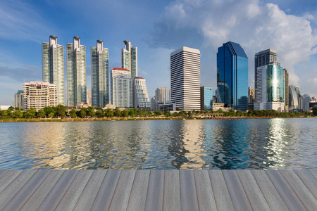 办公楼水前, 城市背景