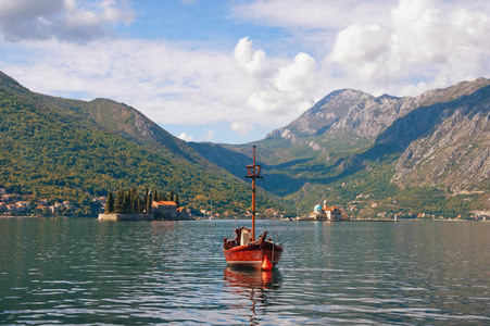 科托尔湾和胰岛的圣  乔治和岩石圣母的视图。Perast，黑山