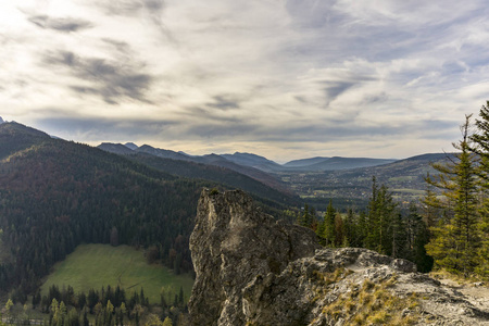 从鼻的秋季景色。Tatra 山脉