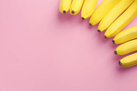 成熟香蕉在颜色背景