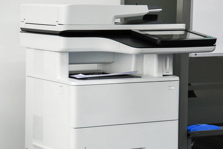 多功能打印机机准备印刷 复印 扫描在办公室的业务文档