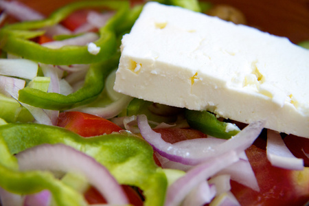 希腊地中海色拉配有奶酪橄榄和辣椒
