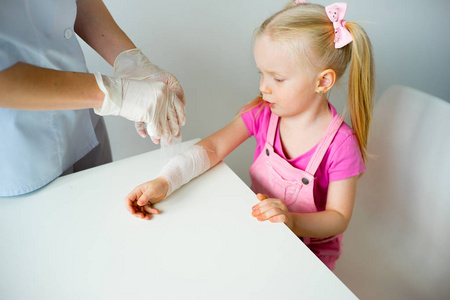 医生给孩子接种疫苗