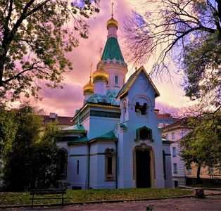 在紫色天空前的索非亚的俄国教会