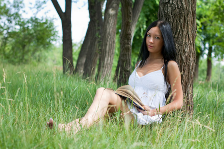 女孩在公园看书